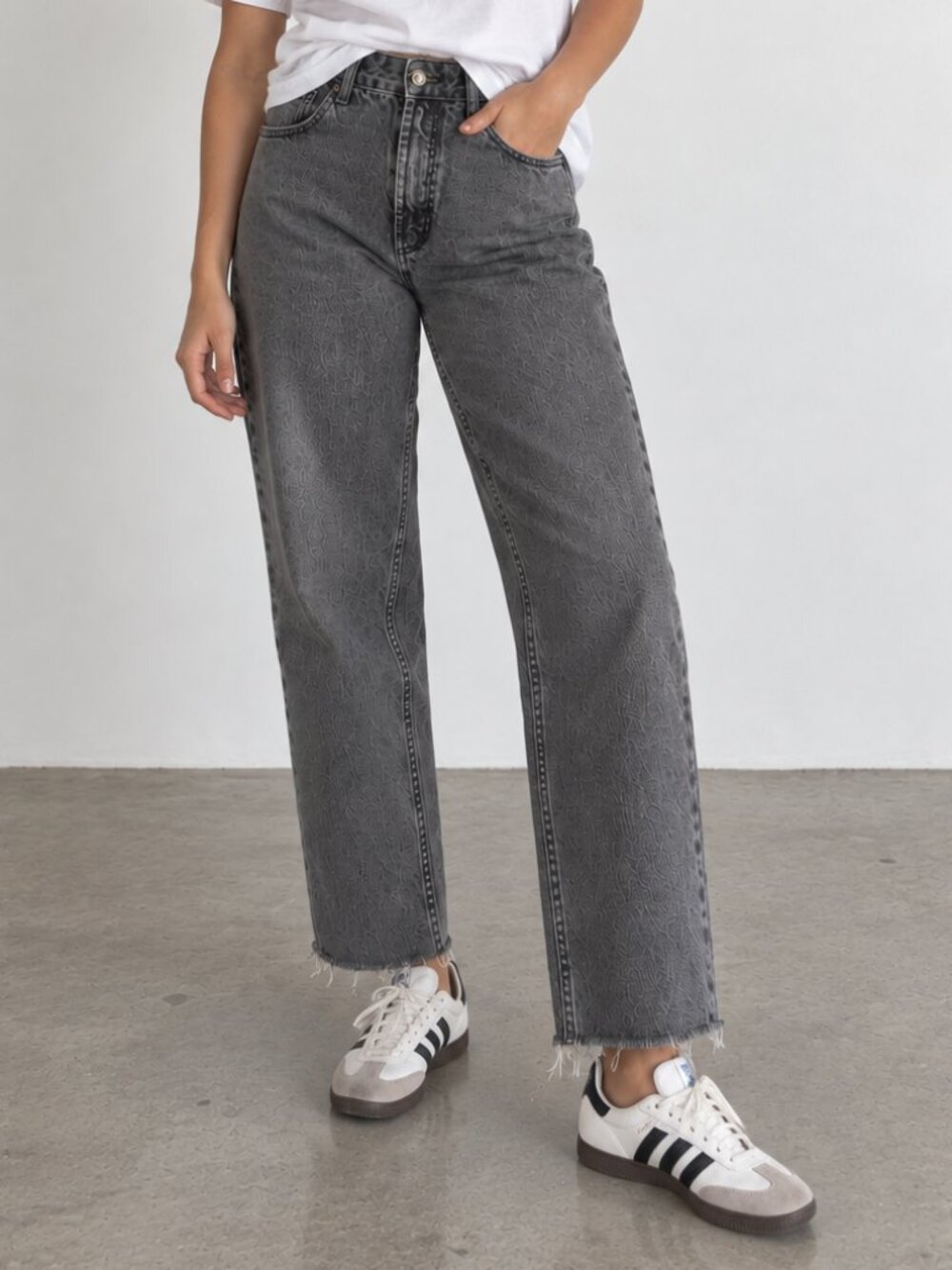 URBAN OUTFITTERS BDG High Rise Mom Jeans Washed Black Frayed Raw Hem Size 28 EUC